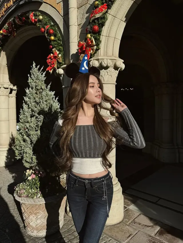 Pilihan Outfit Padu Padan Jeans ala Agatha Chelsea