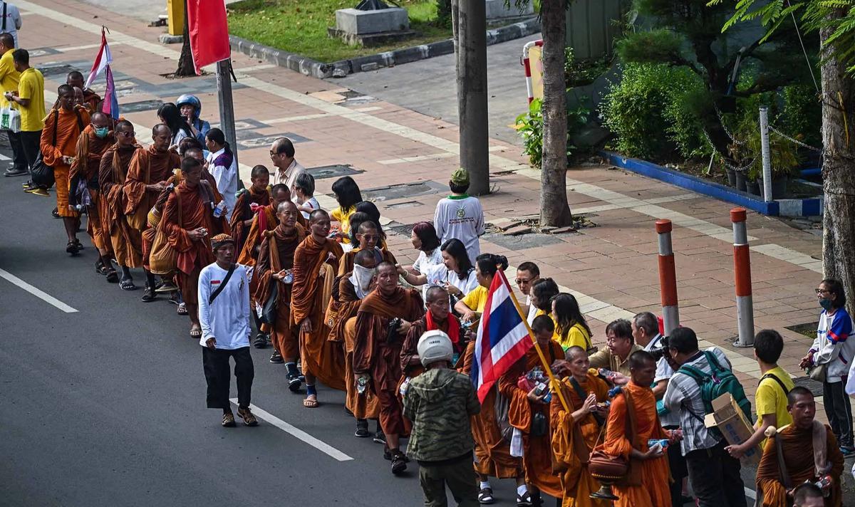 FOTO: Biksu Empat Negara Jalan Kaki Menuju Borobudur Suarakan Perdamaian