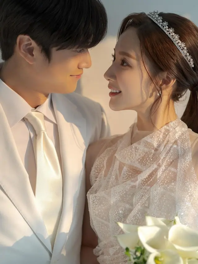 Na In Woo dan Park Min Young jadi pengantin di drakor "Marry My Husband". [Foto: Instagram/rachel_mypark]