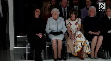 Ratu Elizabeth II menghadiri London Fashion Week