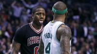 Guard Chicago Bulls Isaiah Canaan (kiri) mengejek penggawa Boston Celtics Isaiah Thomas pada laga di TD Garden, Boston, Kamis (27/4/2017) pagi WIB. Thomas membantu Celtics menang 108-97 dan unggul 3-2. (AP Photo/Charles Krupa)