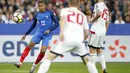 Aksi pemain Prancis, Kylian Mbappe melewati adangan pemain Belarusia pada kualifikasi Piala Dunia 2018 grup A di Stade de France stadium, Saint-Denis (10/10/2017). Prancis menang 2-1. (AP/Christophe Ena)