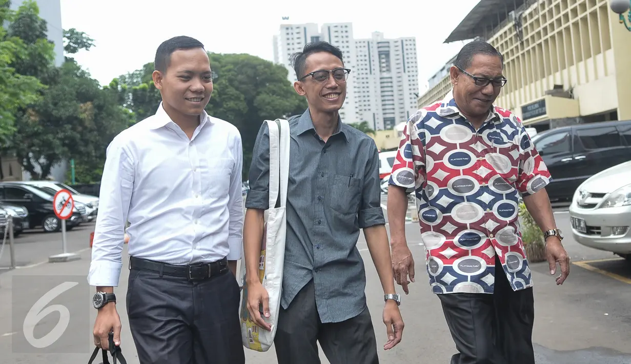 Ario Kiswinar (tengah) didampingi kuasa hukumnya tiba di Mapolda Metro Jaya, Jakarta, Jumat (14/10). Kiswinar memenuhi panggilan untuk menjalani pemeriksaan terkait laporan pencemaran nama baik yang diduga dilakukan Mario Teguh (Liputan6.com/Yoppy Renato)