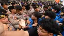 Massa mahasiswa terlibat aksi dorong dengan petugas kepolisian saat aksi BEM UI  di Jalan MH Thamrin, Jakarta, Selasa, 18 Agustus 2026. (KLY/ Arie Basuki)