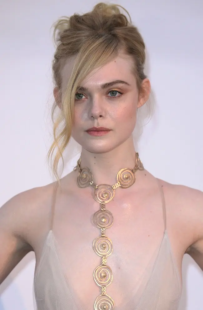 Untuk tetap menjaga kecantikannya, tentunya Elle Fanning memiliki sederet ritual kecantikan harian yang biasa ia lakukan. (Foto: L’Oréal Paris)