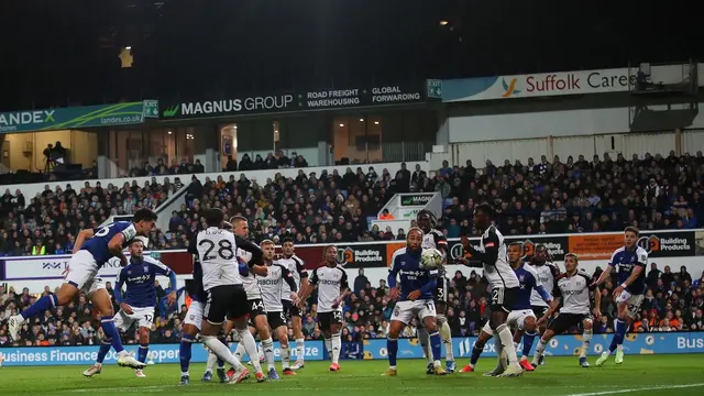 Bek Ipswich Town, Elkan Baggott mencetak gol ke gawang Fulham.