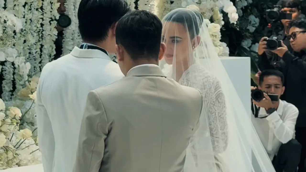 Amanda Manopo mengenakan veil panjang di hari pernikahannya. [@amandazevannya]