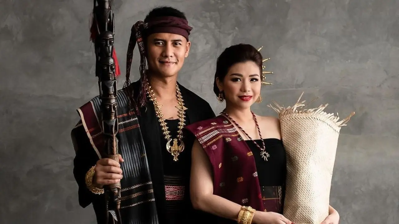 Potret Choky Sitohang dan Keluarga Pakai Kain Ulos