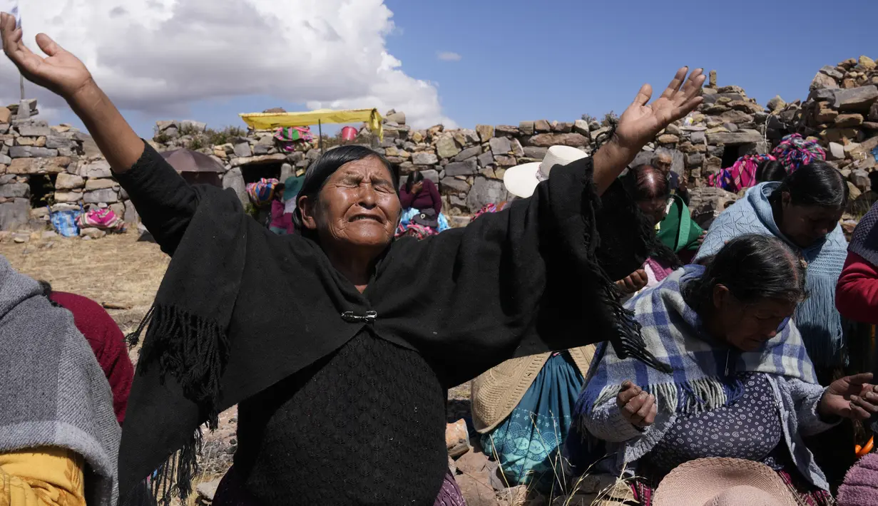 Wanita suku Aymara berdoa pada hari puasa sebagai ritual meminta hujan di Gunung Suci Inca Pucara, Chiquipata, Bolivia, Rabu (16/11/2022). Penduduk dataran tinggi La Paz mengatakan rendahnya curah hujan yang terjadi sejak September membuat mereka tidak bisa menanam kentang, buncis, dan kacang polong. (AP Photo/Juan Karita)