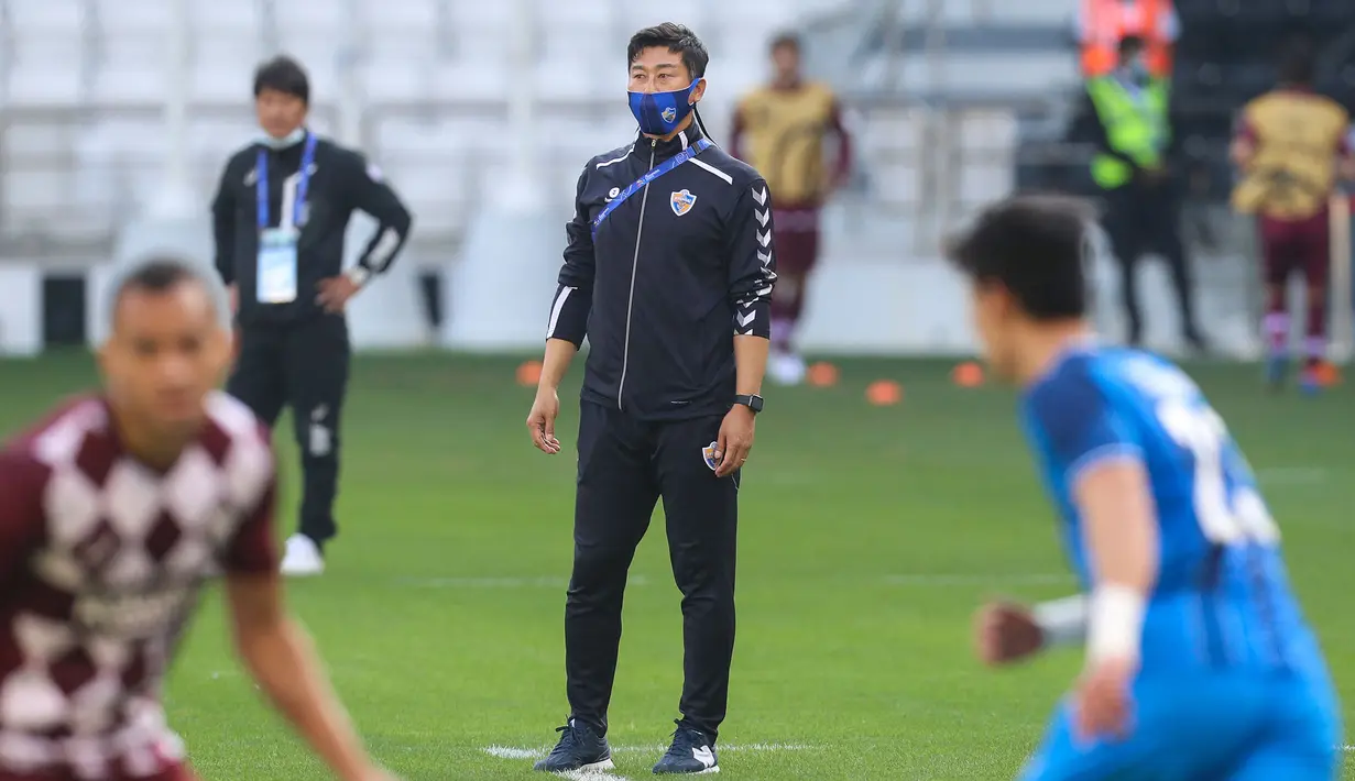 Kim Do-hoon merupakan mantan pelatih klub Liga Singapura, Lion City Sailor. Sebelumnya, ia telah mempersembahkan gelar Singapore Premier League 2021 dan Singapore Community Shield 2022. Sehari sebelum resmi meninggalkan Lion City Sailors, pria asal Korea Selatan itu sempat mendapatkan sanksi berat dari Federasi Sepak Bola Singapura (FAS) karena menanduk asisten pelatih Tampines Rovers, Mustafic Fahrudin. (AFP/Karim Jaafar)