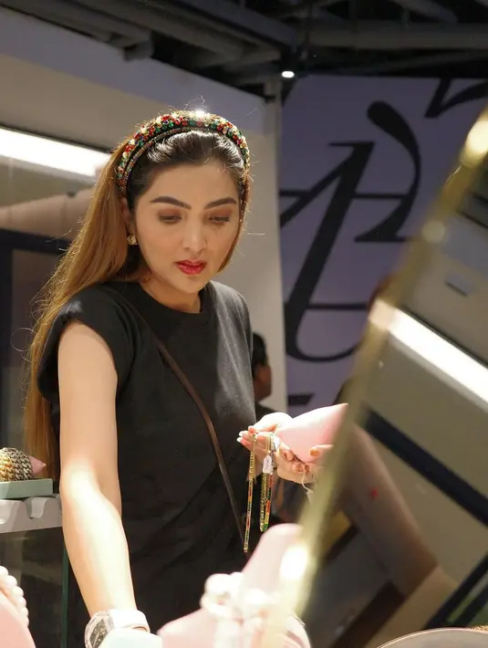 Lengkapi busananya, Ashanty tak pernah melewatkan bando warna-warni untuk menahan rambut brunett-nya [@ashanty_ash]