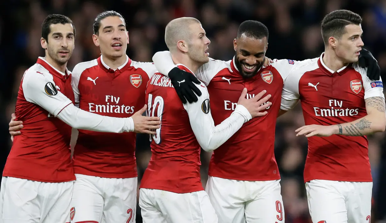 Striker Arsenal Alexandre Lacazette bersama rekan setimnya merayakan gol saat melawan CSKA Moscow pada pertandingan Liga Eropa di stadion Emirates, London (5/4). (AP Photo / Tim Ireland)