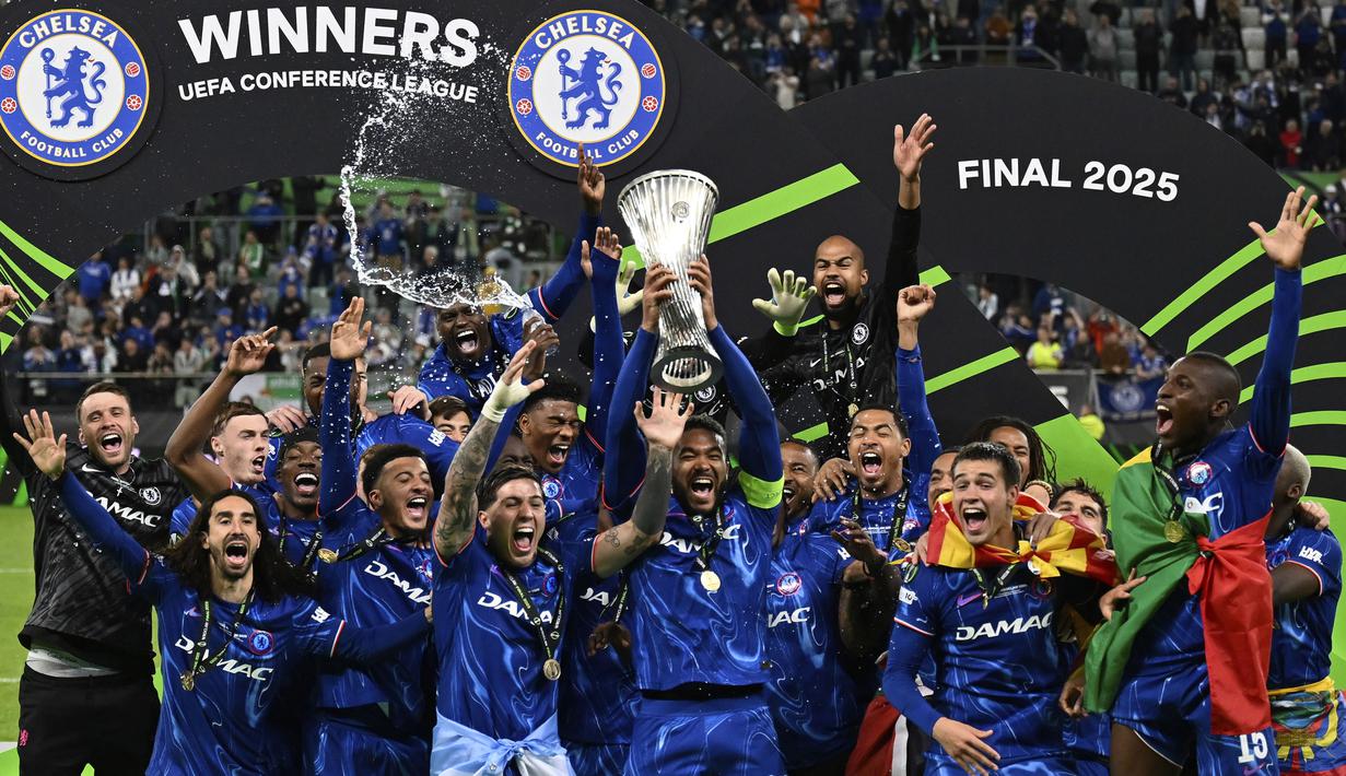 Para pemain Chelsea mengangkat piala saat menjuarai UEFA Conference League 2024/2025 setelah mengalahkan Real Betis dalam partai final yang berlangsung di Tarczynski Arena, Wroclaw, Polandia, Kamis (29/05/2025) dini hari WIB. (AP Photo/Denes Erdos)