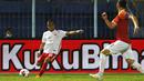 Pemain Persija Jakarta, Riko Simanjuntak (kiri) berusaha melewati pemain Borneo FC Samarinda, Javlon Guseynov dalam pertandingan Babak Penyisihan Grup B Piala Menpora 2021 di Stadion Kanjuruhan, Malang. Sabtu (27/3/2021). (Bola.com/Ikhwan Yanuar)
