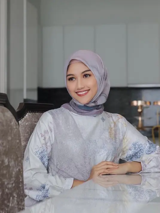 Dress dan hijab segi empat nuansa pastel beri kesan anggun dan syahdu pada tampilan Erina Gudono. [Foto: IG/erinagudono].