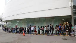 Ratusan calon pembeli rela antre di depan Emporium Pluit Mall, Jakarta. Minggu (21/1). Sejumlah asesoris dan handphone ditawarkan di Authorized Mi Store yang baru saja dibuka. (Liputan6.com/Fery Pradolo)
