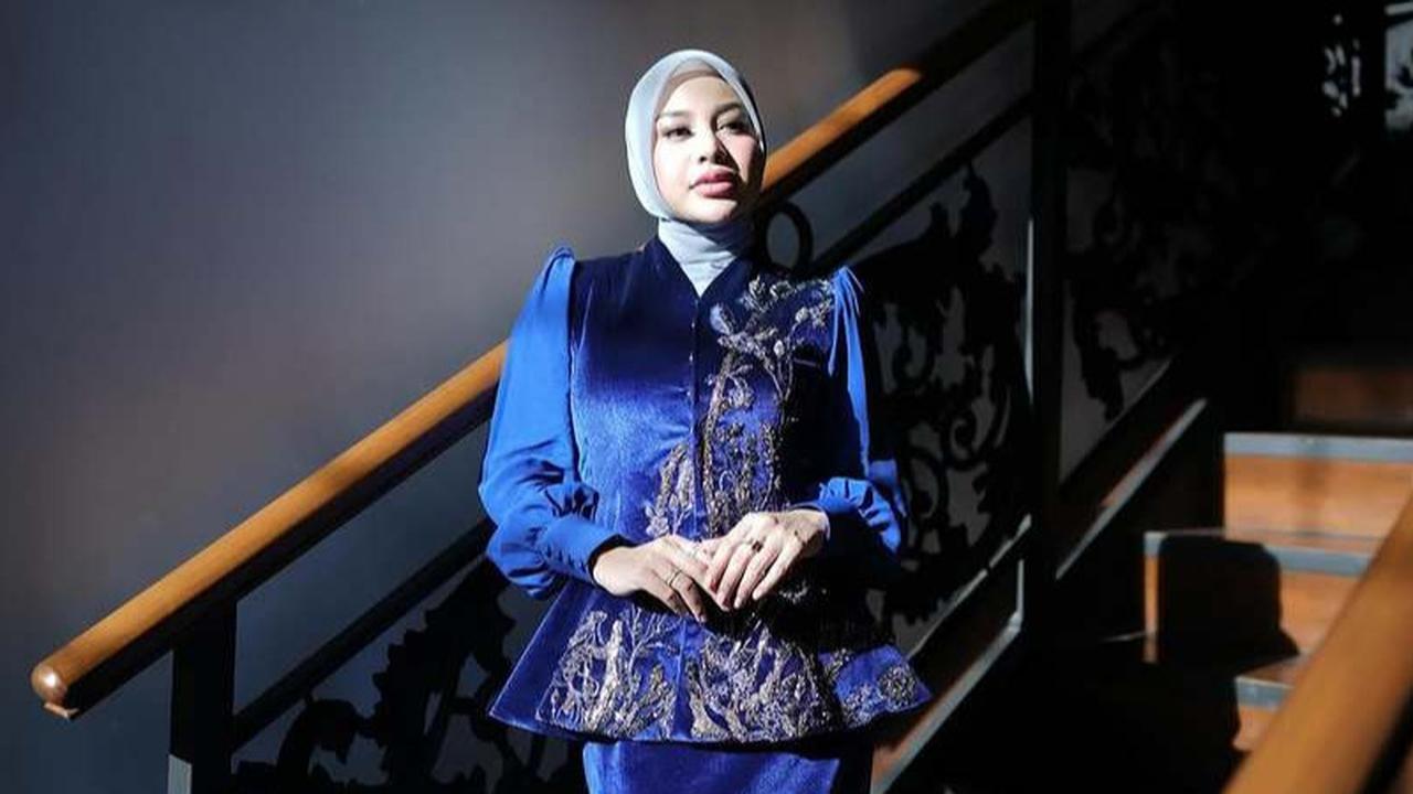 Dibuat Cuma 5 Jam, Intip Potret Cantik Elegan Aurel Hermansyah dalam Balutan Kebaya Velvet Biru di Acara Mitoni Aaliyah Massaid