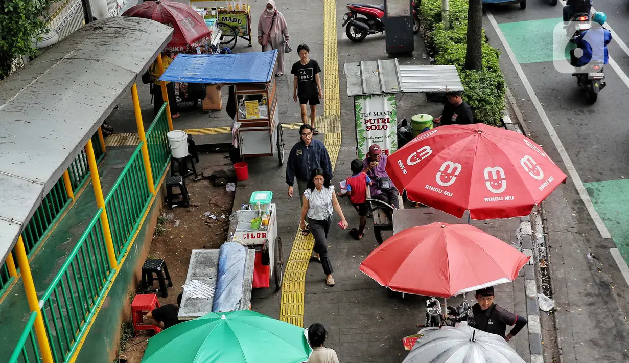 Namun, tidak semua trotoar layak digunakan oleh pejalan kaki. (Liputan6.com/Angga Yuniar)