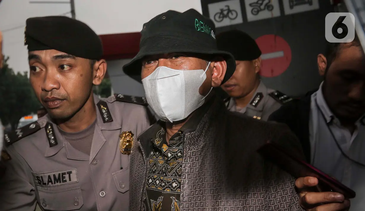 Anggota VI Badan Pemeriksa Keuangan (BPK), Pius Lustrilanang saat meninggalkan gedung Merah Putih Komisi Pemberantasan Korupsi (KPK), Jakarta, Jumat (1/12/2023). (Liputan6.com/Angga Yuniar)