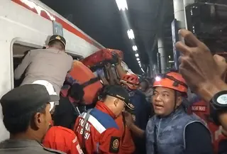 KRL Ditabrak Kereta Argo Bromo di Stasiun Bekasi