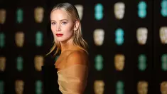 Aktris Jennifer Lawrence berpose saat tiba menghadiri BAFTA Awards 2018 di London, Inggris (18/2). Jennifer Lawrence tampil cantik dengan gaun berwarna hitam dan lipstik berwarna merah. (Photo by Vianney Le Caer/Invision/AP)