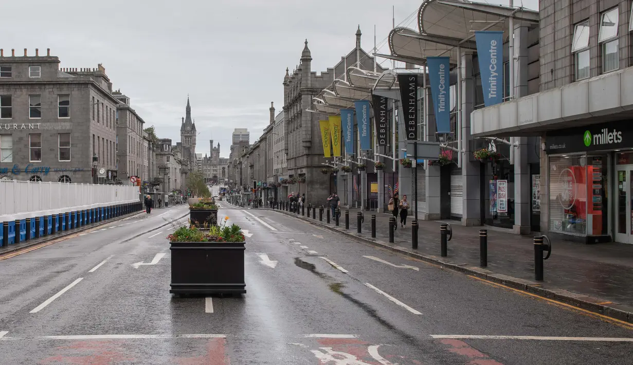 Jalanan sepi kota Aberdeen menyusul pemberlakuan lockdown atau penguncian wilayh setelah jumlah kasus virus corona melonjak di Skotlandia, Kamis (6/8/2020). Pemerintah Kota Aberdeen mencatat puluhan kasus virus korona baru dalam minggu ini. (Michal Wachucik / POOL / AFP)