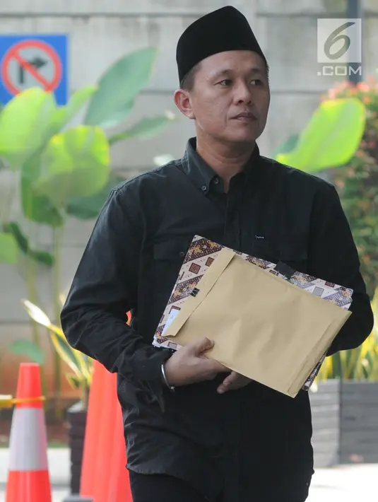 Terpidana kasus suap mantan Bupati Lampung Tengah Mustafa tiba untuk menjalani pemeriksaan di Gedung KPK, Jakarta, Rabu (12/6/2019). Mustafa diperiksa sebagai saksi untuk tersangka Budi Winarto, pemilik atau pengurus perusahaan PT Sorento Nusantara. (merdeka.com/Dwi Narwoko)