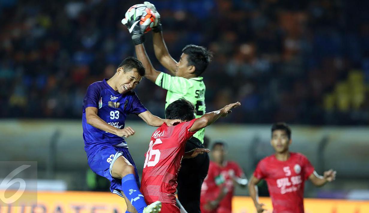 Penjaga gawang Sulawesi Selatan, Syaiful (tengah) mematahkan umpan lambung pemain Jawa Barat pada laga final PON XIX 2016 di Stadion Si Jalak Harupat, Kab Bandung, Rabu (28/9). Jabar unggul lewat adu penalti 5-4. (Liputan6.com/Helmi Fithriansyah)