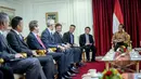 Presiden Joko Widodo (kanan) menerima kunjungan pemimpin perusahaan multinasional Amerika Serikat yang tergabung dalam US-ASEAN Business Council di Kantor Presiden, Jakarta, Selasa (5/5/2015). (Liputan6.com/Faizal Fanani)