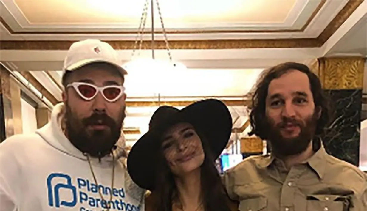 Perikahan tersebut sendiri dilaksanakan di City Hall, New York City. (instagram/emrata)