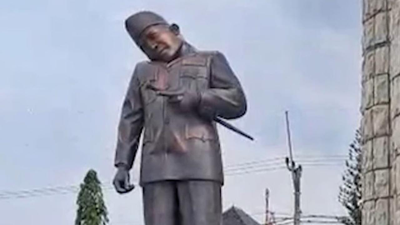 Pemkab Indramayu Perbaiki Kepala Patung Soekarno di Indramayu yang Patah Leher dan Miring