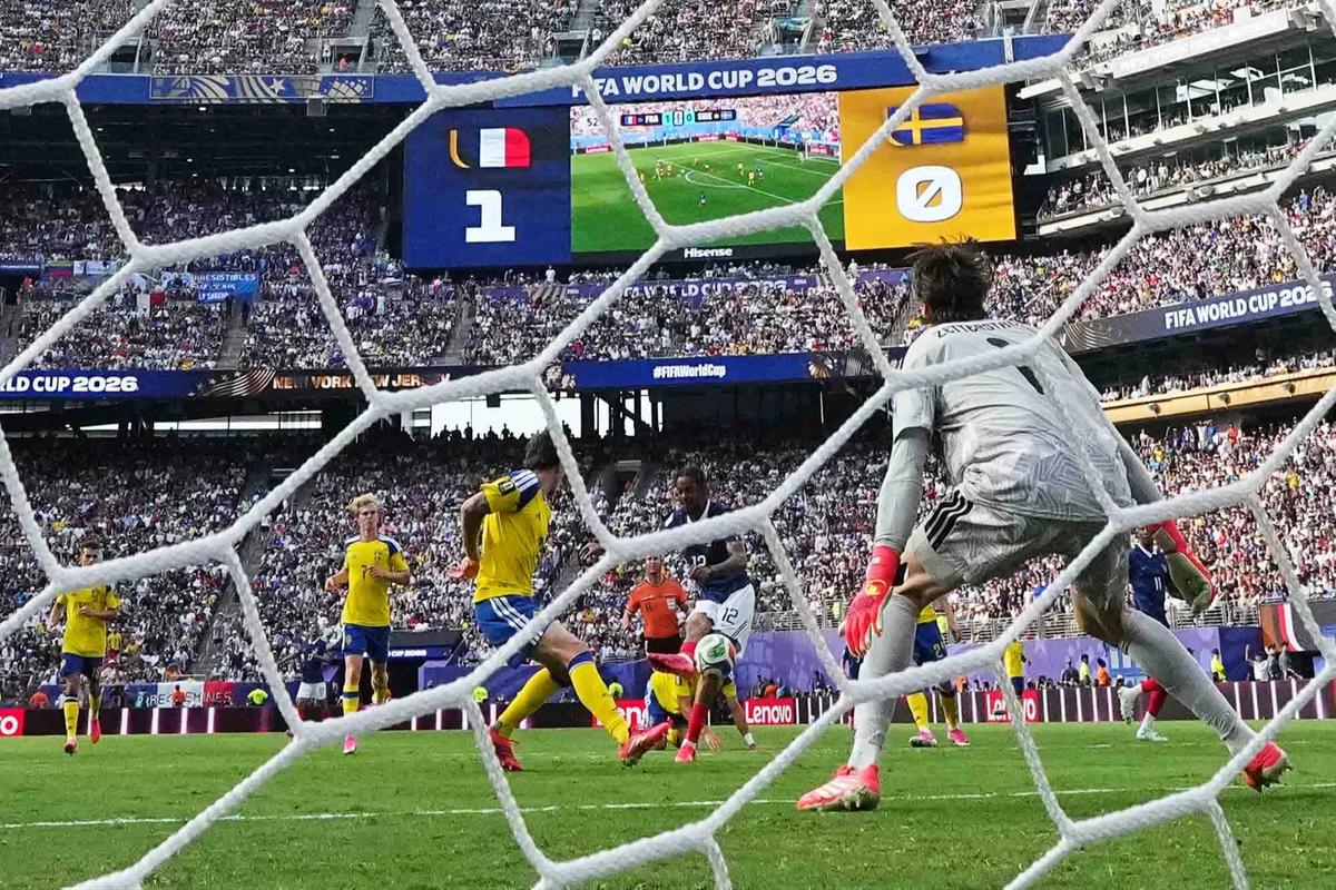 FOTO: Mbappe Bersinar Saat Prancis Libas Swedia