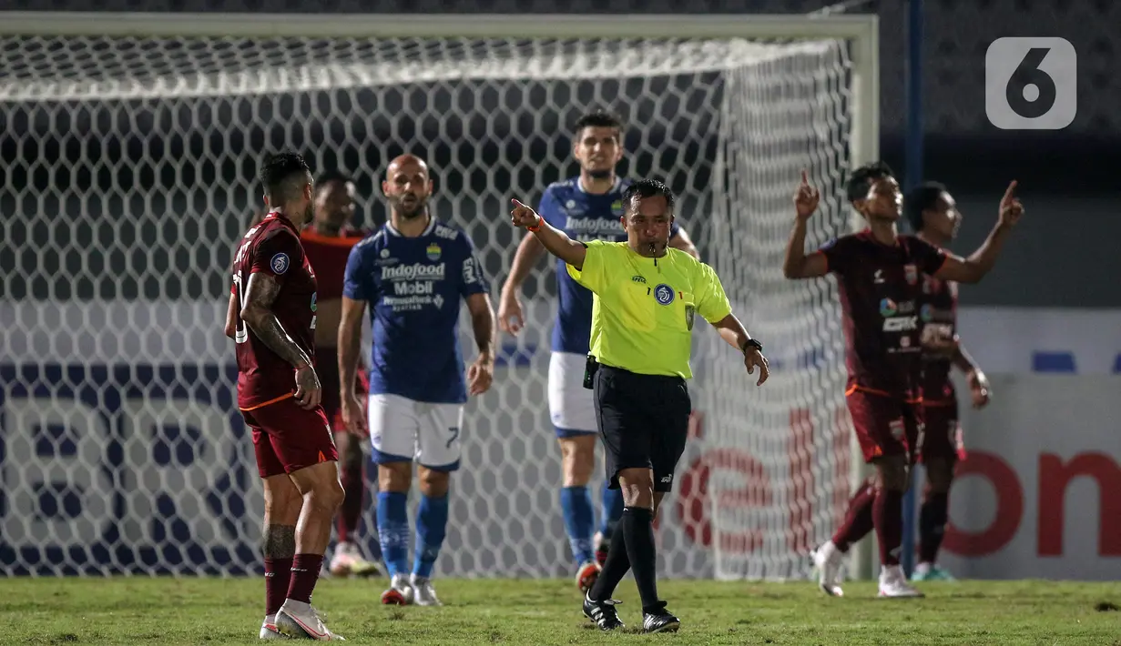 Wasit Tabrani meniup peluit akhir pertandingan laga pekan keempat BRI Liga 1 2021/2022 antara Persib Bandung melawan Borneo FC di Stadion Indomilk Arena, Tangerang, Kamis (23/9/2021). Laga berakhir dengan skor 0-0. (Bola.com/Bagaskara Lazuardi)
