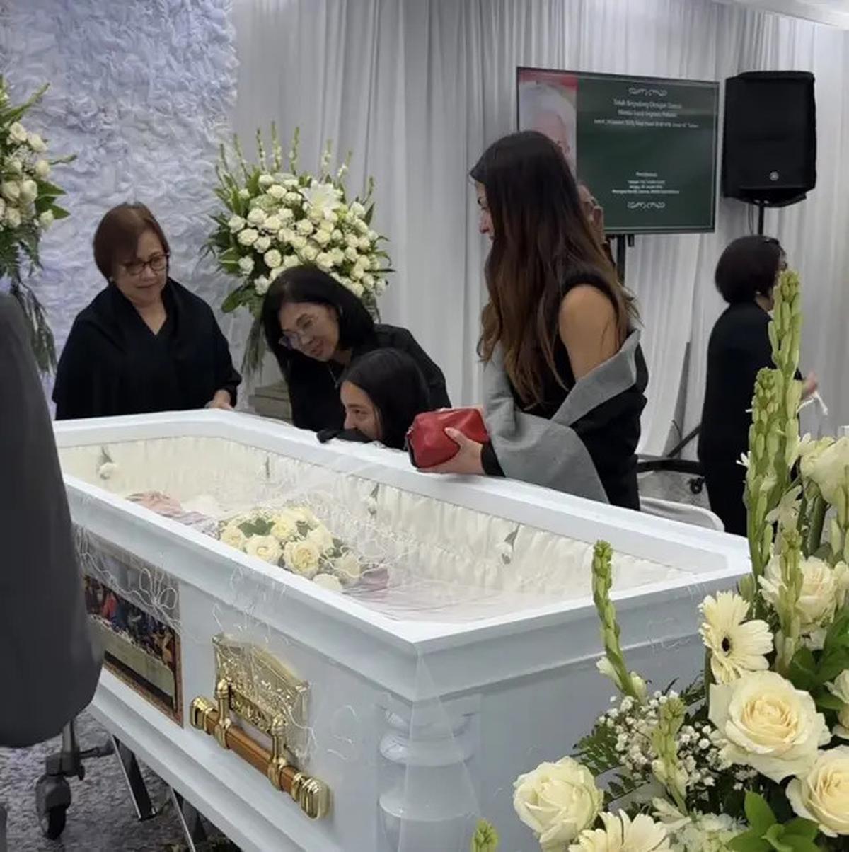 6 Potret Tampilan Sederhana Nia Ramadhani di Rumah Duka hingga Pemakaman Nenek Tercinta