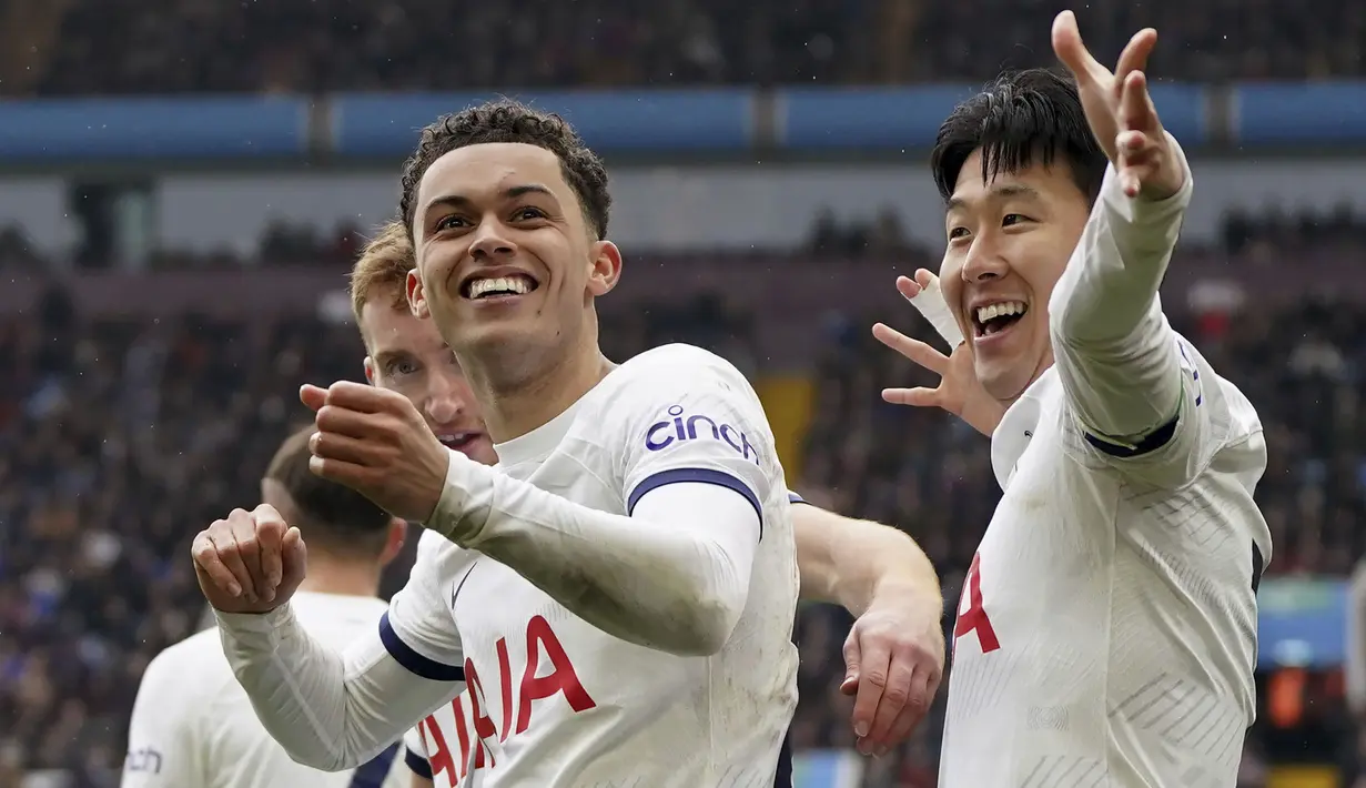 Selebrasi striker Tottenham Hotspur, Brennan Johnson (kiri) bersama Son Heung-min setelah mencetak gol kedua timnya ke gawang Aston Villa pada laga pekan ke-28 Premier League 2023/2024 di Villa Park, Birmingham, Minggu (10/3/2024). (PA via AP Photo/Nick Potts)