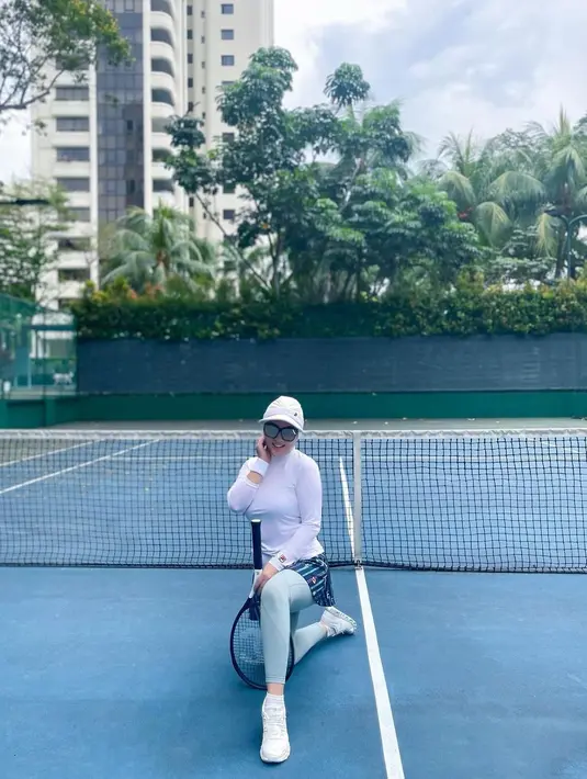 Tak hanya pakaian olahraga, Syahrini selalu mencocokan sepatu yang ia kenakan saat tenis.