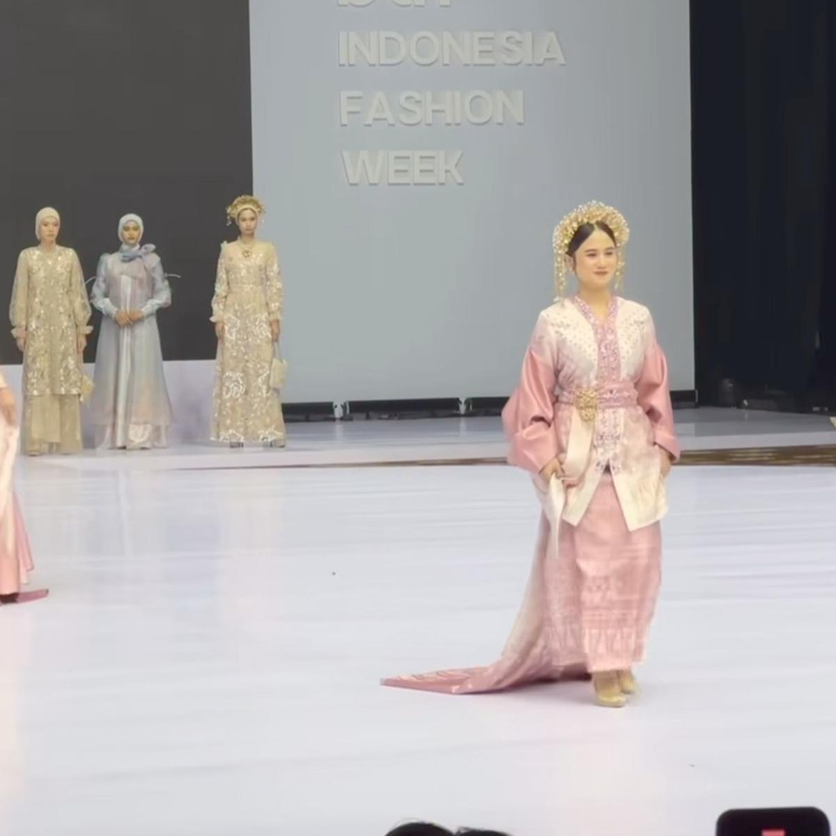 Potret Cantik Tissa Biani di Runaway Indonesia Fashion Week, Buktikan Cewek 153cm Bisa Jadi Model Catwalk