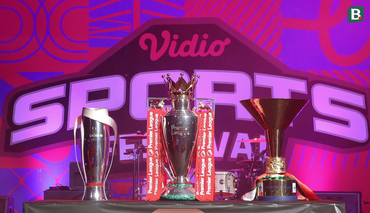 Jakarta akan mencatat sejarah baru di dunia olahraga. Untuk pertama kalinya, tiga trofi sepak bola paling bergengsi di dunia Premier League, LaLiga, dan Serie A akan bersanding dalam satu panggung megah di tengah festival sportainment terbesar di Indonesia, Vidio Sports Festival 2025. (Bola.com/M Iqbal Ichsan)