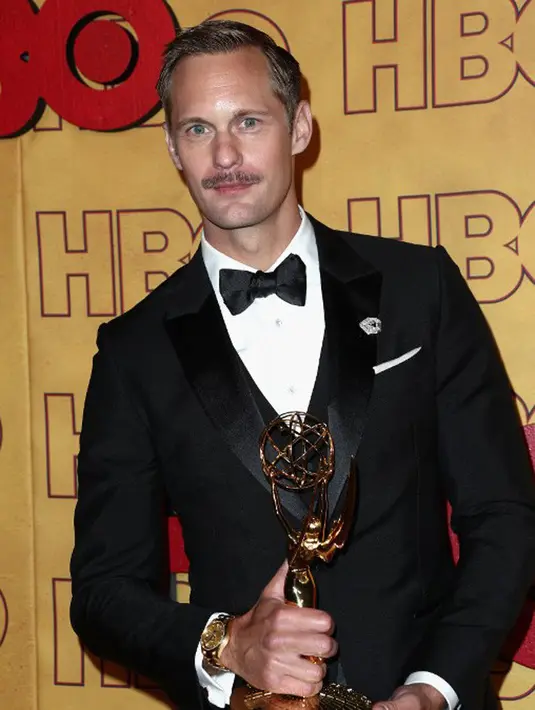 Alexander Skarsgard, yang merupakan lawan main Nicole Kidman di Big Little Lies menjadi pemenang di Emmy Awards 2017. Hal serupa juga terjadi pada Nicole yang juga berhasil meraih kemenangan itu.  (AFP/Frederick M.Brown)