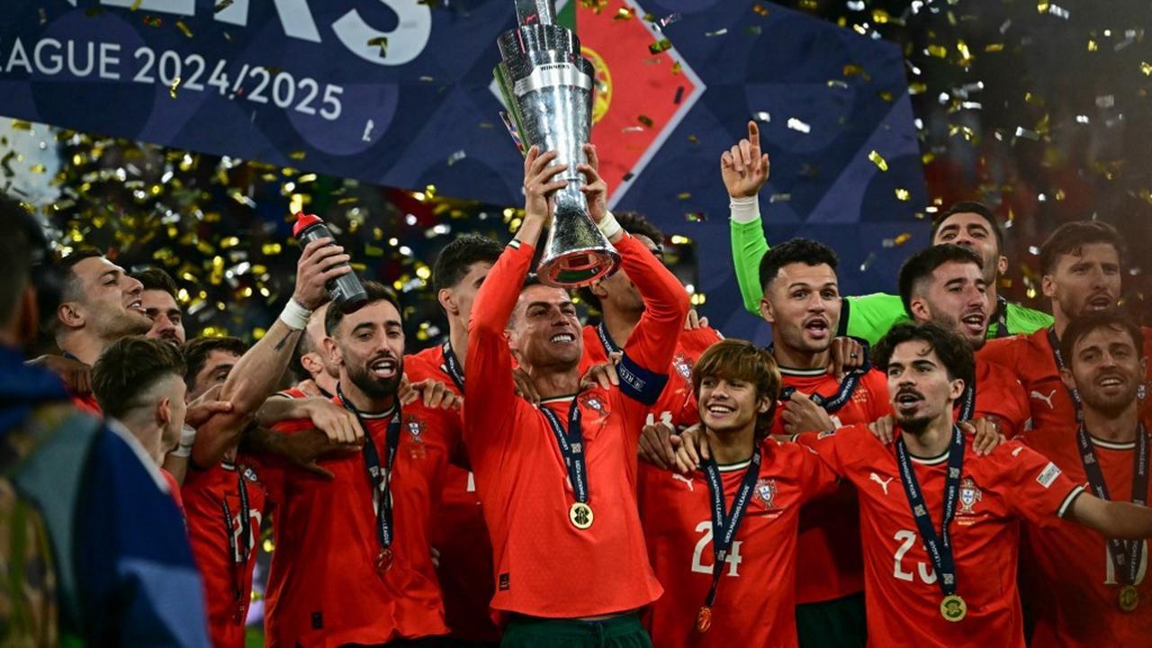 Cristiano Ronaldo Bawa Portugal Raih Juara UEFA Nations League di Umur 40 Tahun