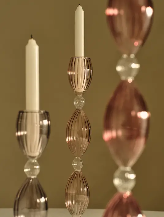 Tiga lampu gantung dalam warna yang serasi melengkapi koleksi ini, juga menggabungkan antara warisan dan modernitas yang menggemakan gaya hidup yang dikembangkan oleh Christian Dior sendiri. Foto: Document/Dior.