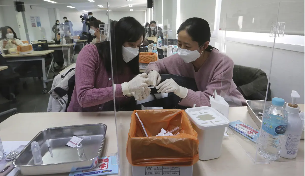 Petugas medis menghadiri pelatihan cara memberikan suntikan vaksin virus corona di Asosiasi Perawat Korea di Seoul, Korea Selatan (17/2/2021).  Korea Selatan berencana untuk memulai inokulasi virus COVID-19 dengan vaksin AstraZeneca pada 26 Februari mendatang. (AP Photo/Ahn Young-joon)