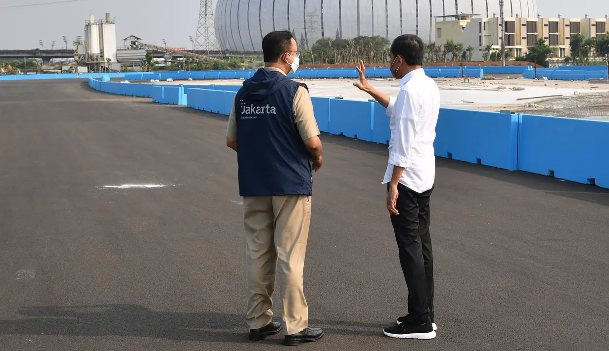 <p>Presiden Joko Widodo berbincang dengan Gubernur DKI Jakarta saat meninjau lokasi sirkuit Formula E di Ancol, Jakarta, Senin (25/4/2022). Jokowi yang ditemui usai berkeliling sirkuit Formula E mengatakan dirinya ingin melihat langsung persiapan balap mobil listrik ini. (Foto: Laily Rachev - Biro Pers Sekretariat Presiden)</p>