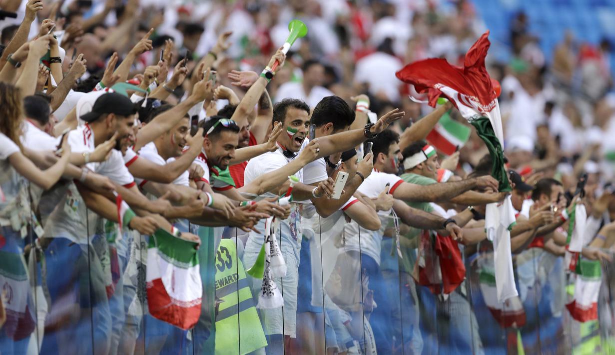 Fans Iran merayakan kemenangan timnya atas Maroko pada laga grup B Piala Dunia 2018 di St. Petersburg Stadium, Rusia, (15/6/2018). Iran menang 1-0. (AP/Themba Hadebe)