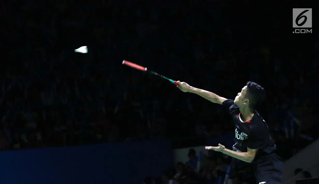Pebulu tangkis unggulan ketujuh tunggal putra Indonesia Open 2019, Anthony Sinisuka Ginting melakukan smes ke arah Kantaphon Wangcharoen (Thailand) di 16 besar Indonesia Open 2019 di Istora Senayan, Jakarta, Kamis (18/7/2019). Anthony kalah 20-22, 21-11, 19-21. (Liputan6.com/Helmi Fithriansyah)