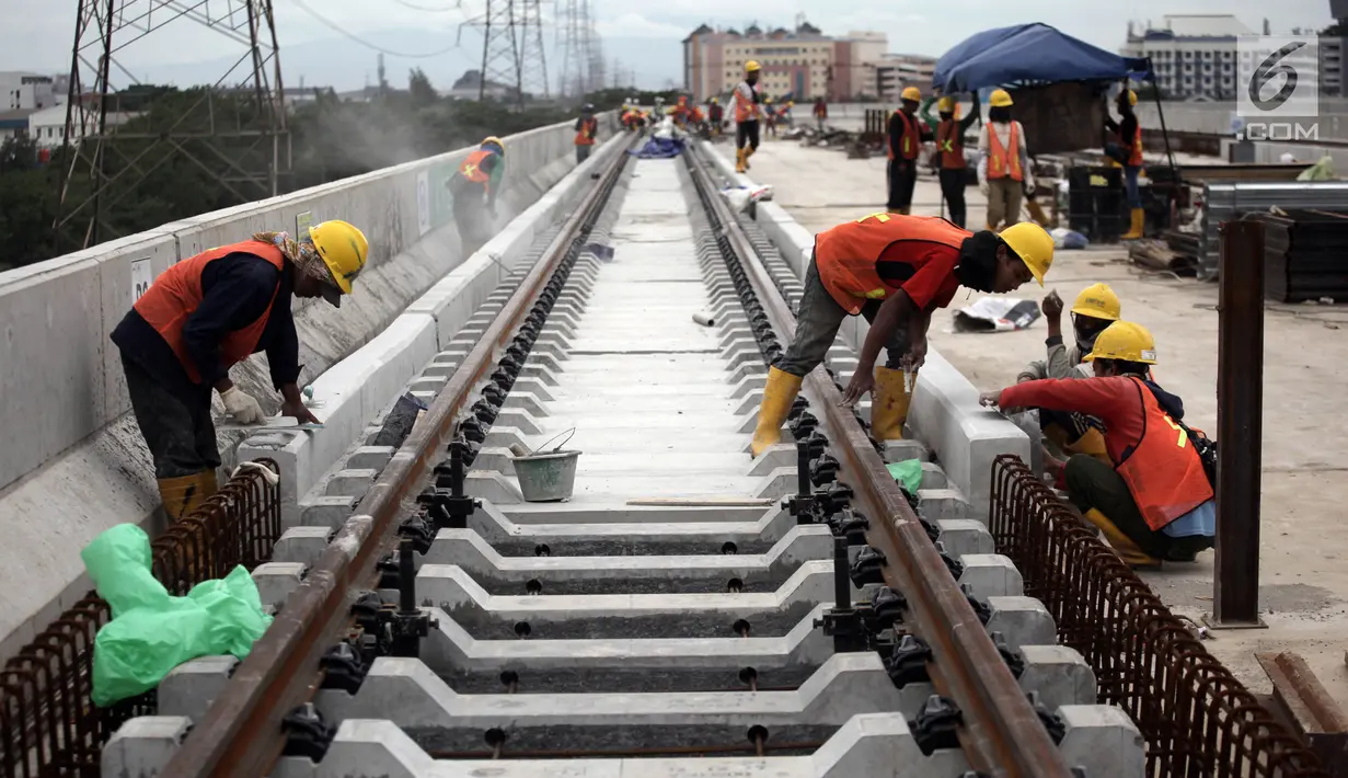 Tampilan rel kereta di Depo LRT, Kelapa Gading, Jakarta Utara, Kamis (25/1). Pengiriman kereta akan dilakukan bertahap agar LRT beroperasi tepat waktu saat Asian Games 2018. (Liputan6.com/Arya Manggala)