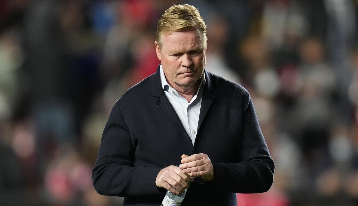 Akhirnya habis juga kesabaran petinggi Barcelona terhadap Ronald Koeman. Ia dipecat pada Kamis (27/10/2021) pagi WIB usai menderita kekalahan 0-1 di laga pekan ke-11 LaLiga menghadapi Rayo Vallecano. Ia adalah pelatih kelima yang pernah dipecat Barcelona. (AP/Manu Fernandez)