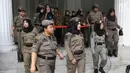 Srikandi Satpol PP usai mendapat arahan dari Wakil Gubernur DKI Sandiaga Uno di halaman Pendopo Balai Kota, Jakarta, Kamis (19/4). Sebanyak 60 srikandi Satpol PP dikerahkan untuk menutup diskotek Exotic dan Sense Karaoke. (Liputan6.com/Arya Manggala)