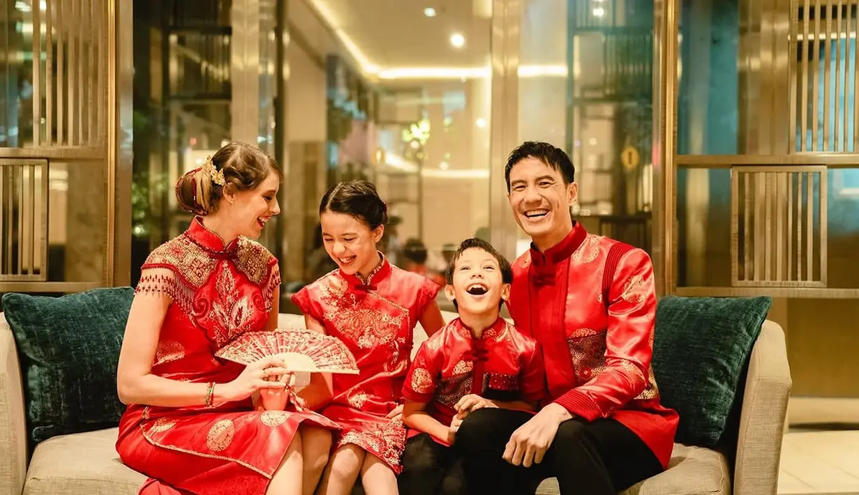 Dalam sesi pemotretan ini, Daniel tampil kompak bersama sang istri, Viola, dan kedua anaknya. Potret tersebut berhasil menampilkan kebersamaan keluarga kecil ini yang ceria dan penuh kehangatan. [Foto: Instagram/ VjDaniel]