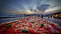 Piza itu dibuat di sepanjang bibir teluk Naples oleh 100 koki dalam waktu 11 jam (Thestar.com) 